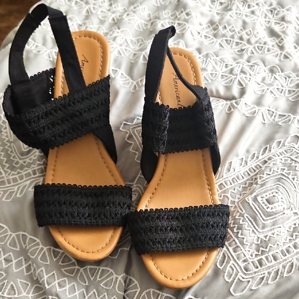 Size 7.5 American Eagle Outfitters Black Textured Sandals